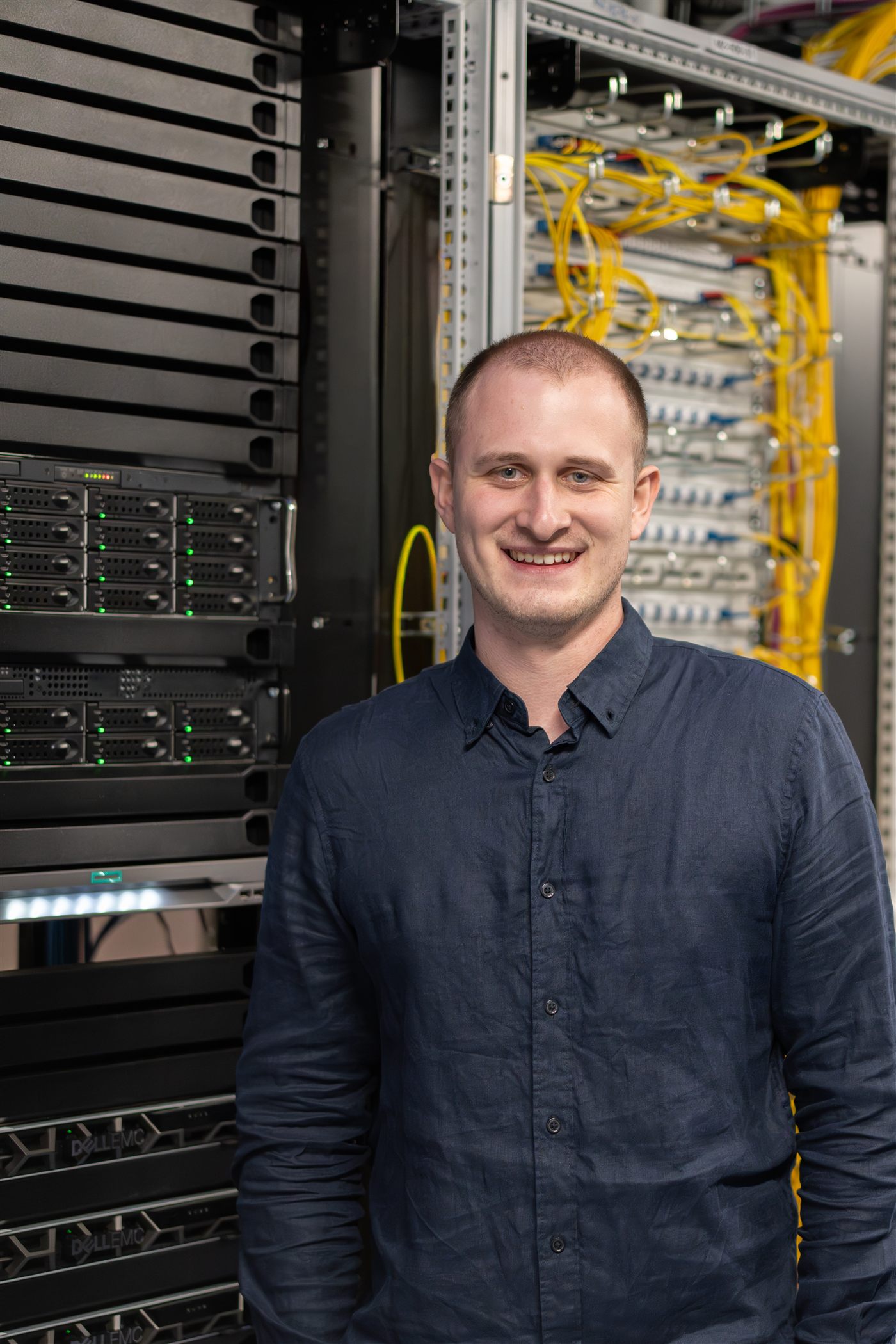 Marcel Roemhold vor einem Serverschrank